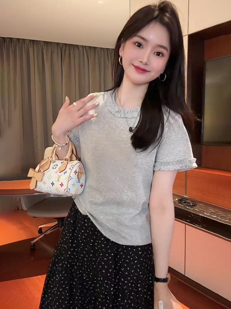 

Women s Cotton T-Shirt - Spring/Summer Minimalist Style with Spliced Lettuce Edge and Straight Shoulder Design Medium сірий колір