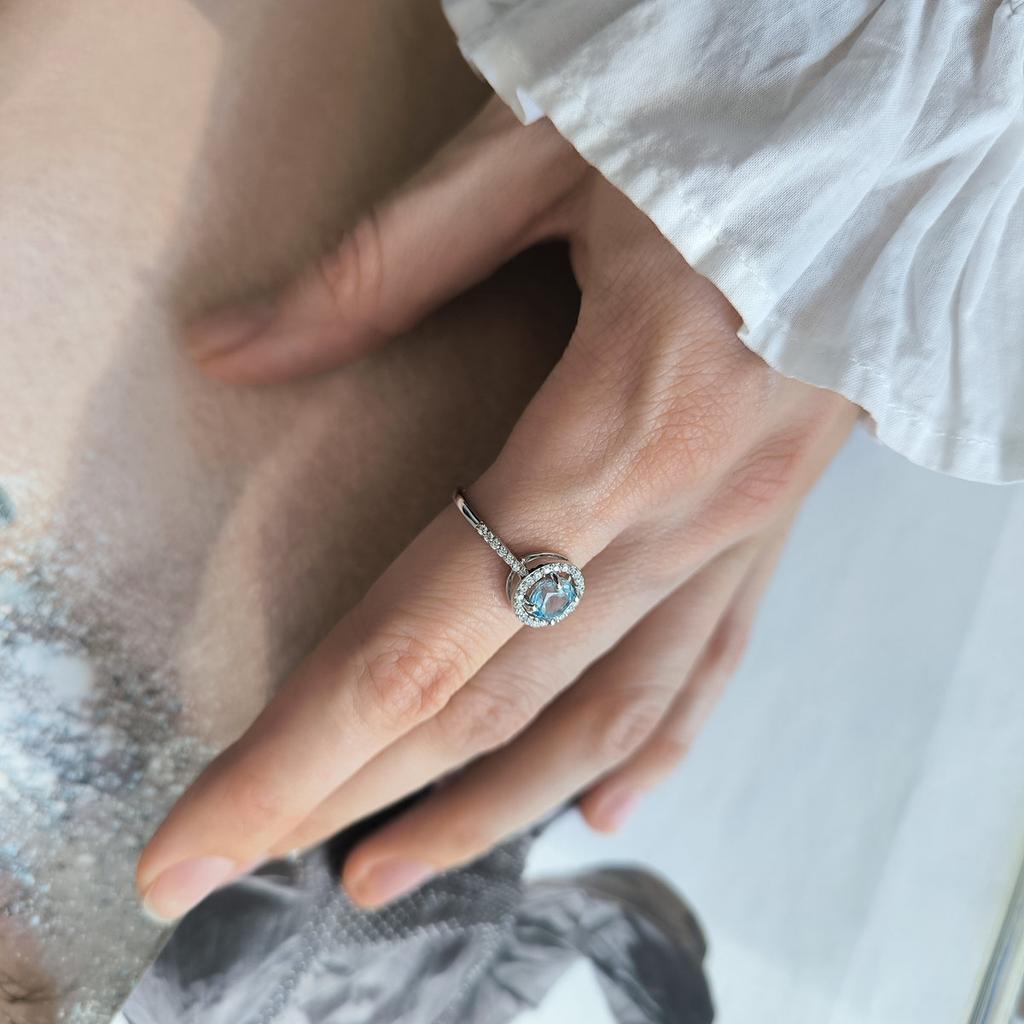 Серебряное кольцо с натуральным топазом 1.424ct, фианитами, вес изделия 2,08 гр (2207092)