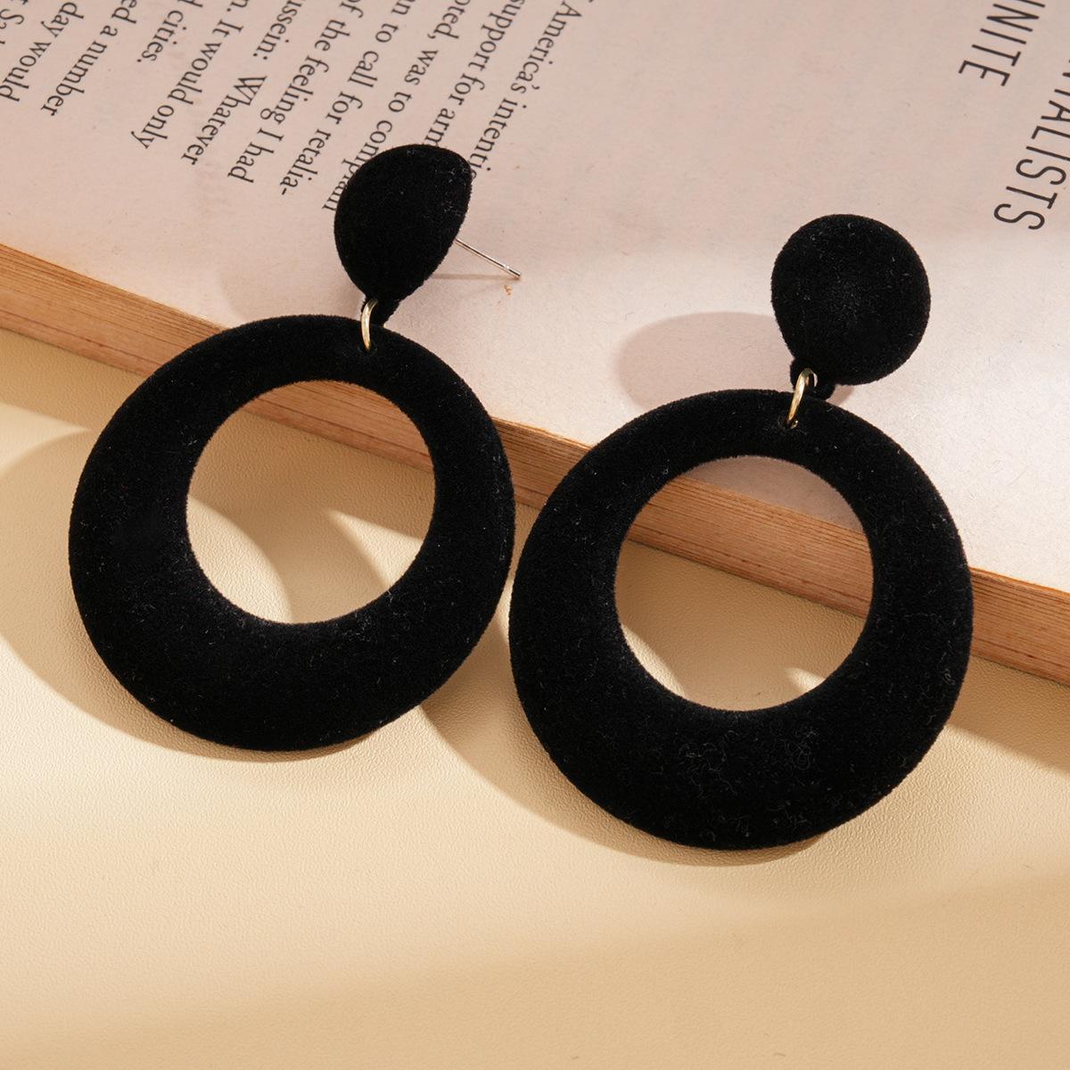 

Модные серьги-подвески для женщин чёрный