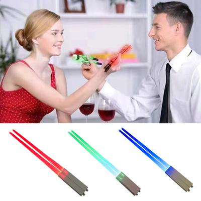 2 Τεμάχια LED Φωτόσπαθα Ξυλάκια με Μπαταρίες LR41 Φωτεινά Ξυλάκια Φωτίζουν Προμήθειες Πάρτι Διασκεδαστικά Φωτιζόμενα Σκεύη για Σούσι Νουντλς