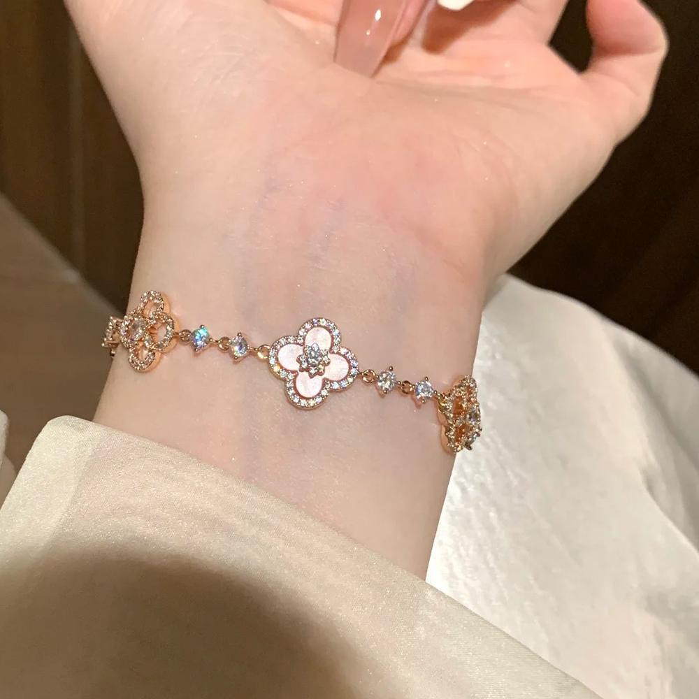 Nádherný nastaviteľný náramok s kvetom z kamienkov: Elegantný luxusný náramok