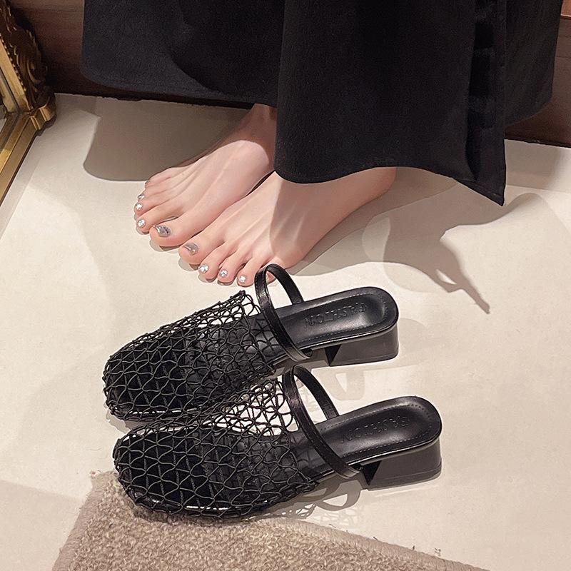 Innere Höhenerhöhung Mesh-Oberfläche atmungsaktiv hohl gewebtes Fischernetz Schrägabsatz Wort mit Beutel Kopf Halbschuhe Damenbekleidung Mules