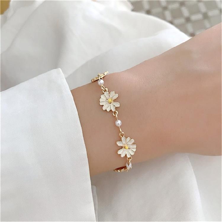 Fashionable Daisy Themed Bracelet Modern Style Bracelet Pendant Necklace Alloy Texture Suitable for Various Occasions