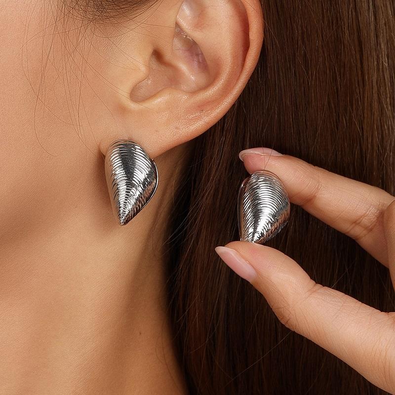 2026 New Vintage Metal Shell Stud Earrings for Women Fashion Creative Gold Color Geometric Scalloped Earrings Jewelry Wholesale