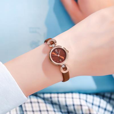 Gürteluhr für Damen, einfacher Ledergürtel, Damenuhr, modische, lässige, kompakte und temperamentvolle Uhr für Frauen