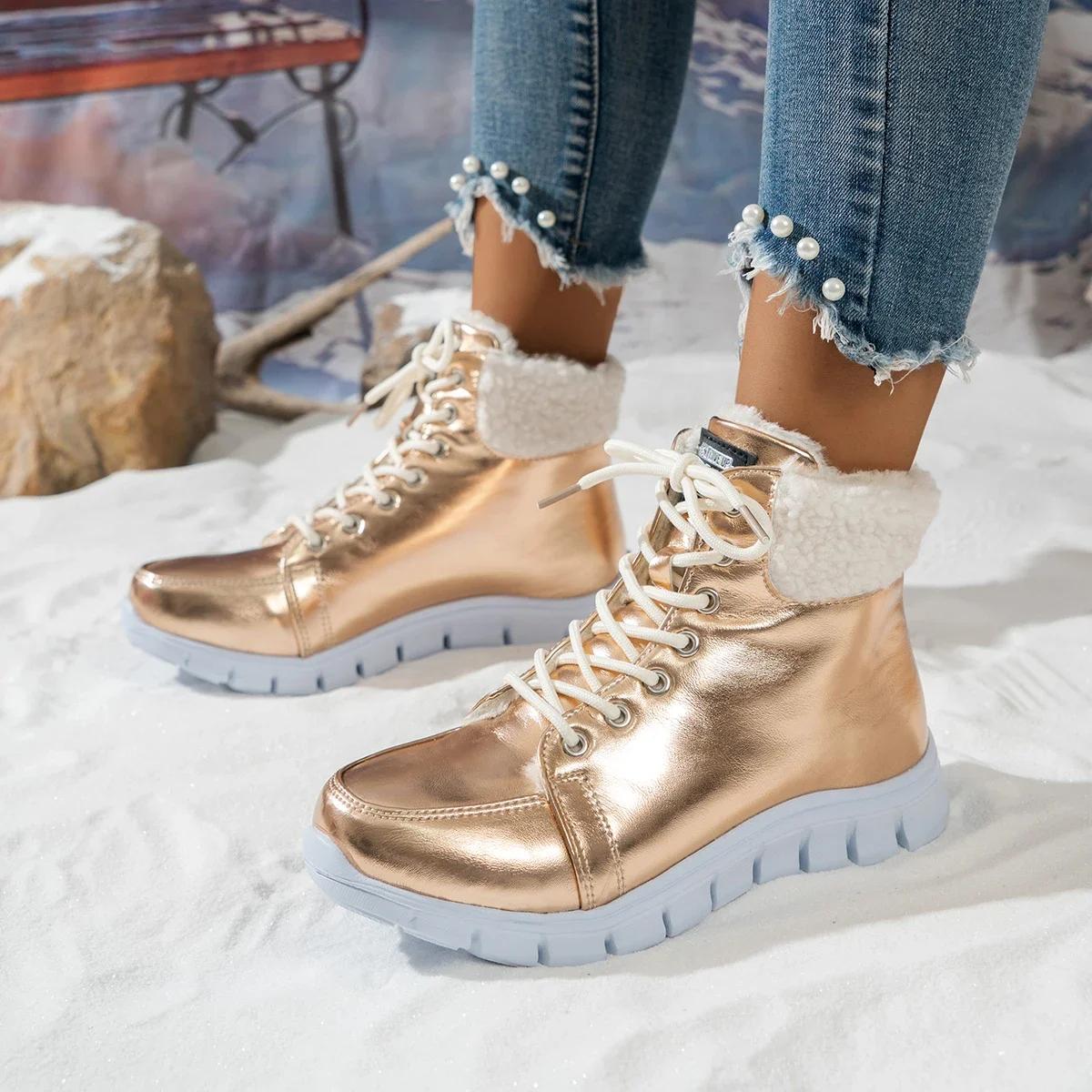 

Зимой 2024 года в моде ботильоны с круглым носком и подошвой из бисквита, а также повседневные женские ботинки с отбортовкой в британском стиле. 43 розового золота