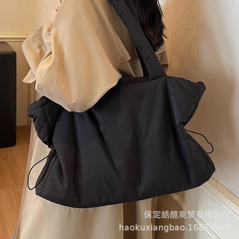 Large capacity bag women 2025 popular new tote bag nylon ins commuter student shoulder armpit bag women