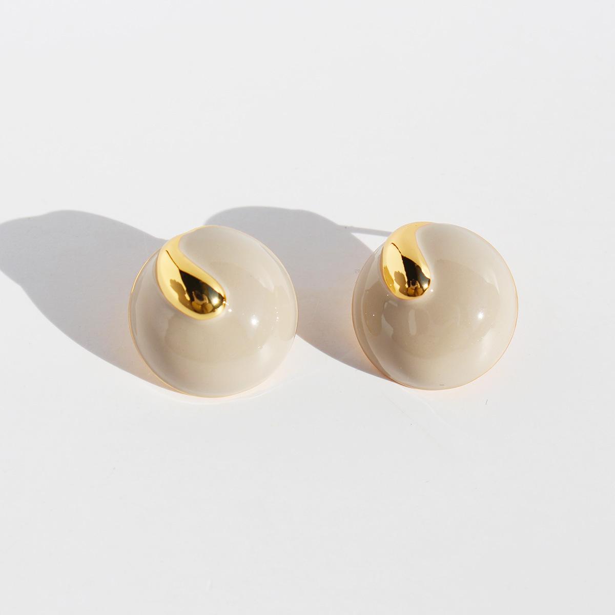 

Серьги-пусеты ручной работы из эмали цвета майярдового коричневого с жемчужно-белой капельной глазурью