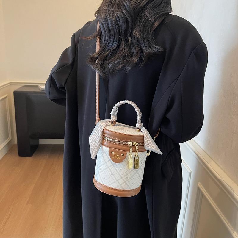 Small Bag Women's New Autumn and Winter Versatile Fashion Shoulder Messenger Bag Rhombus Portable Casual Bucket Bag