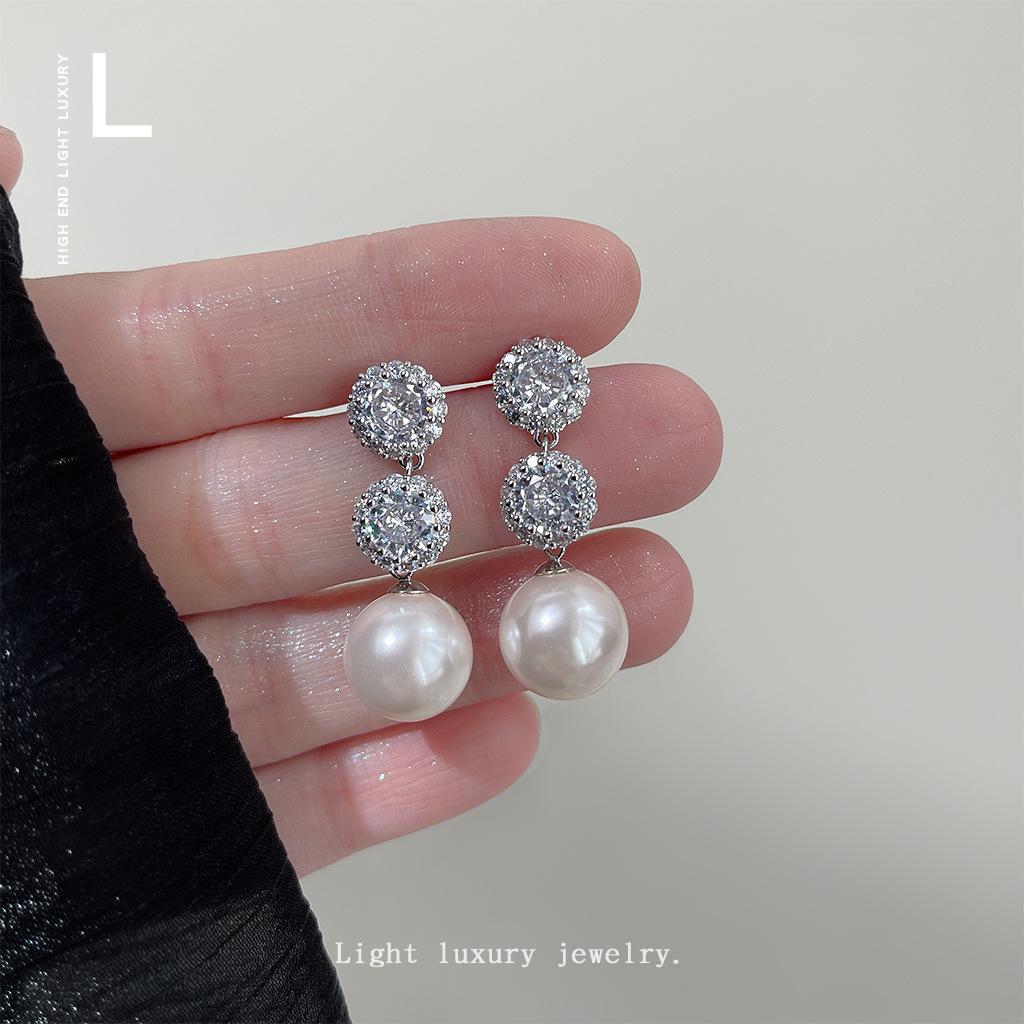 

Dinner style explosive texture glass pearl fringed earrings slightly inlaid zircon celebrity style earrings