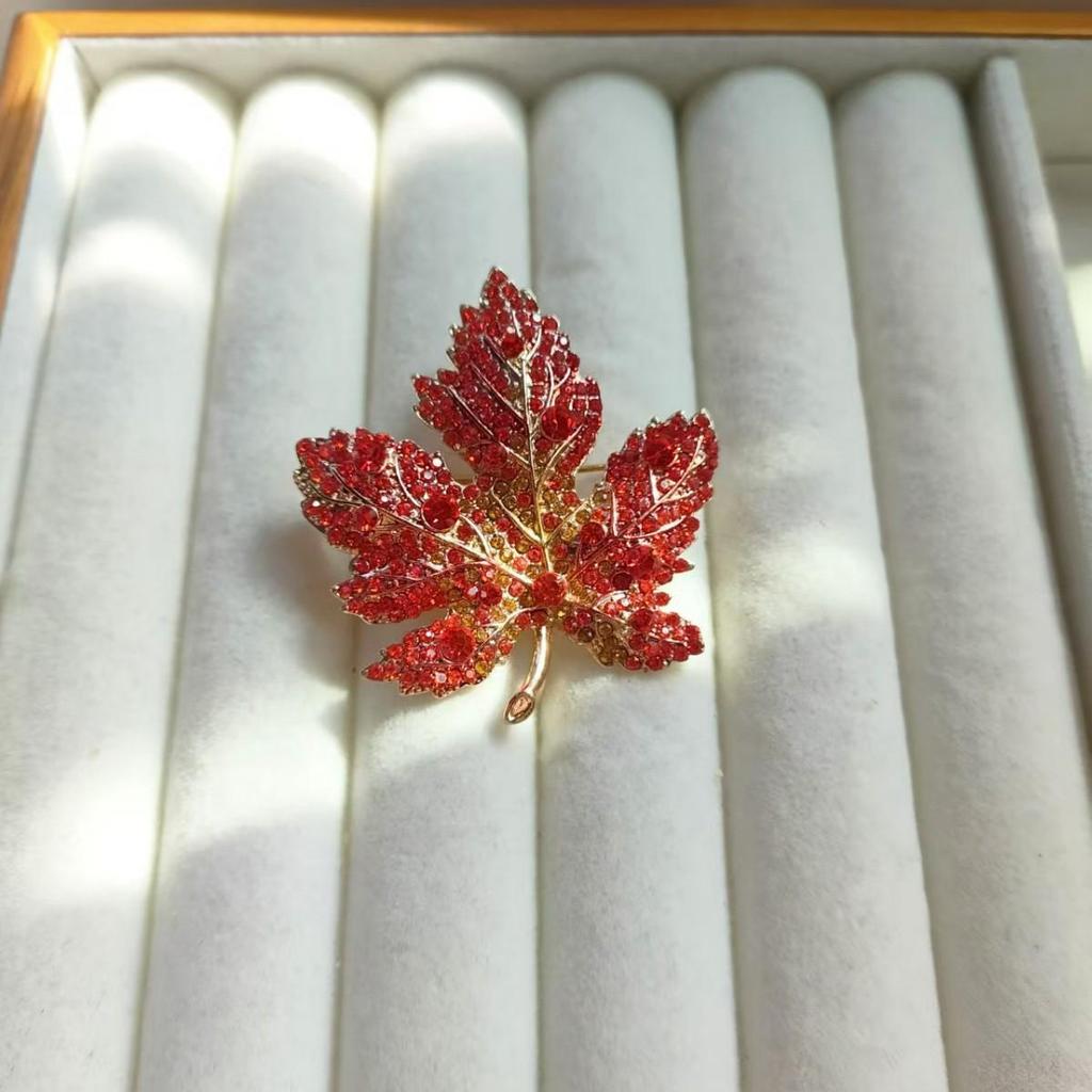 Elegant Red Maple Leaf Brooch for Women: Luxurious, Versatile Autumn/Winter Suit Accessory