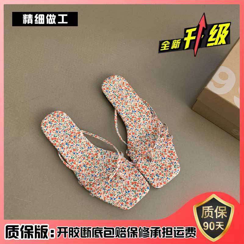 Retro silberne Sandalen Strand weichsohlige flachbodige Hausschuhe für Damen Sommer Zehensandalen Französische Mode Damen Sandalen