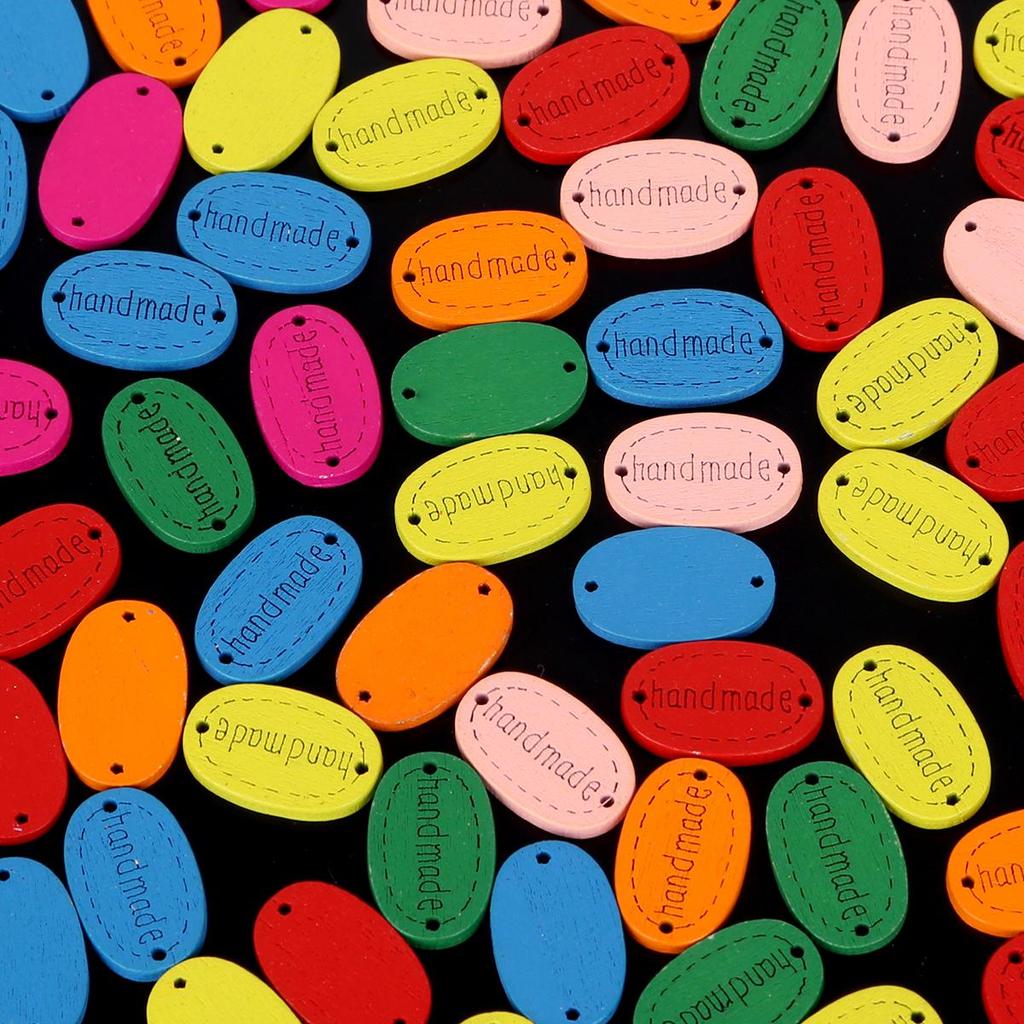 50 pz/borsa Fatti A Mano Modello di Lettera Tag In Legno Etichetta Ovale In Rilievo Etichette Bandiera FAI DA TE Per L'indumento Cucito Decorazione Accessori