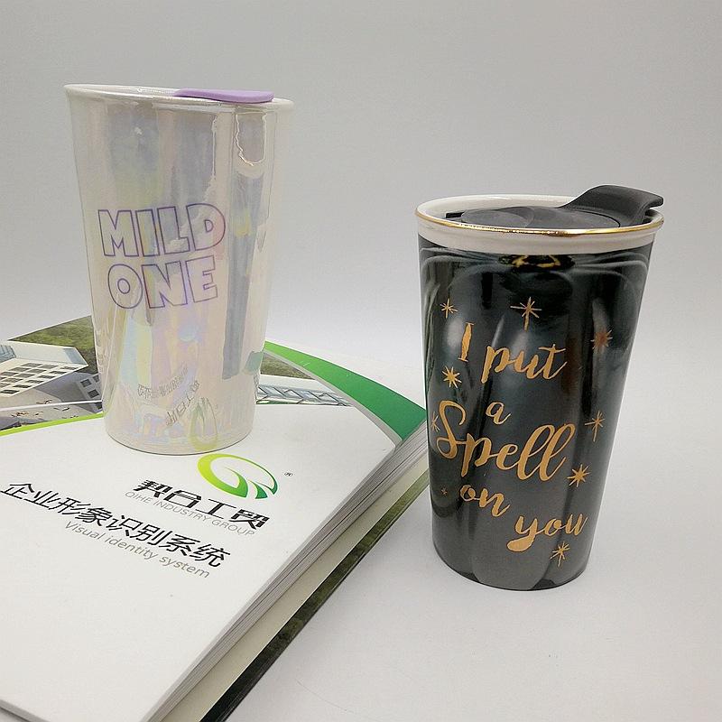 Isolierter doppelwandiger Keramikbecher Erdbeermuster Verschlussbecher Niedlicher Kaffeebecher Deckel Silikondeckel Abdeckung Tasse