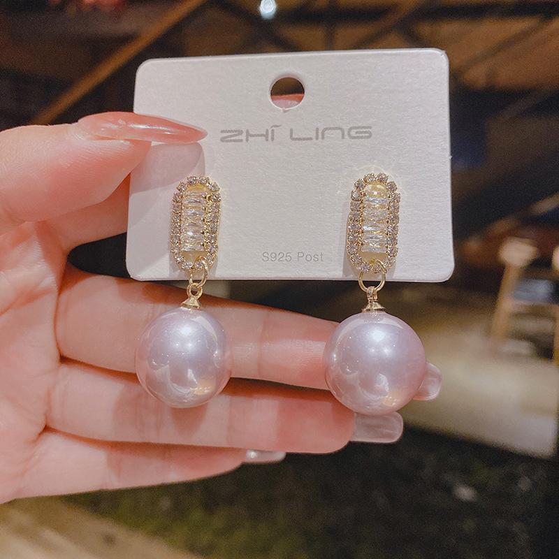 Orecchini alla moda con frange, lussuosi e sofisticati, dal fascino elegante. Lunghi Orecchini di Perle per uno Stile Versatile e Raffinato.