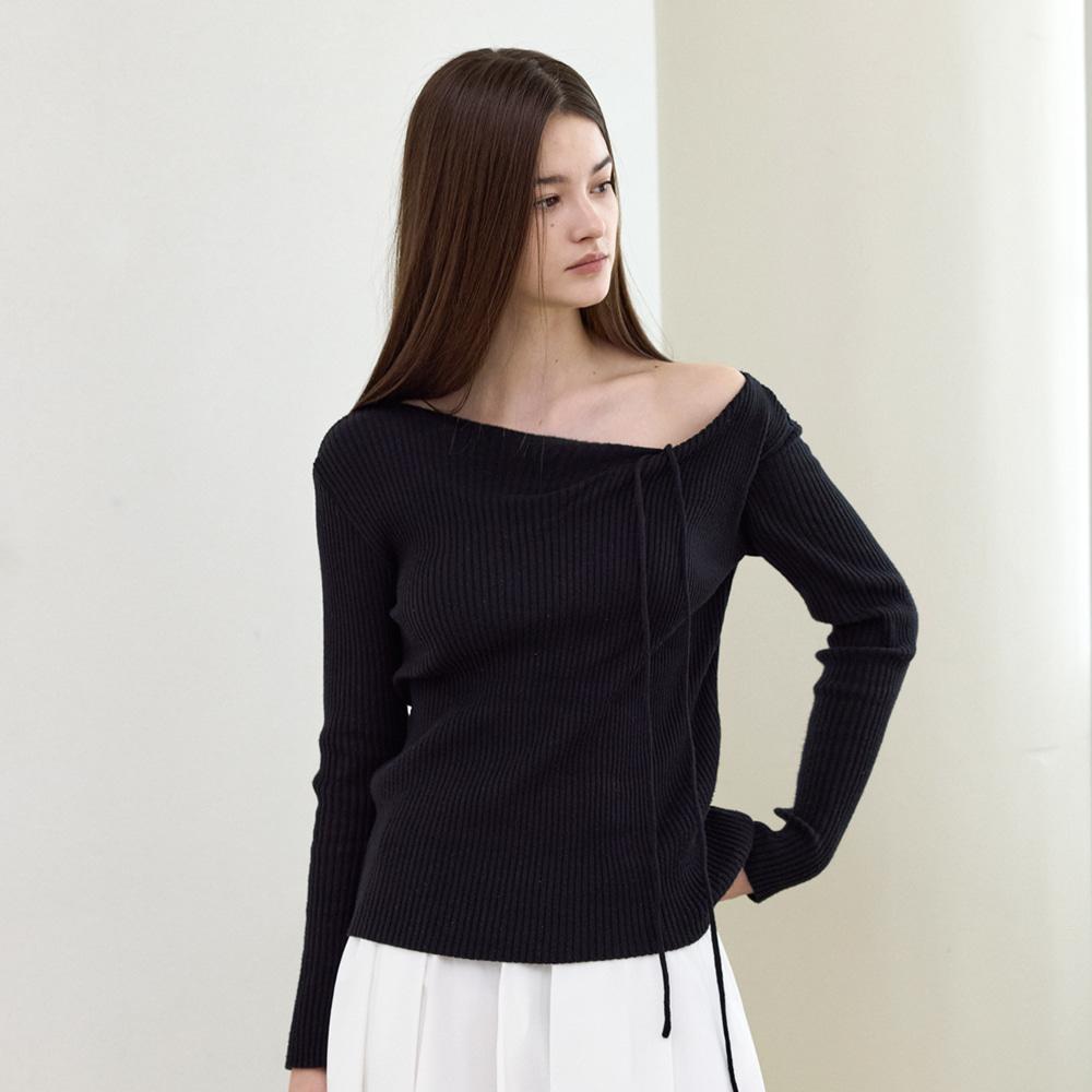 Hiikeu Asymmetric Neck Knit_Black
