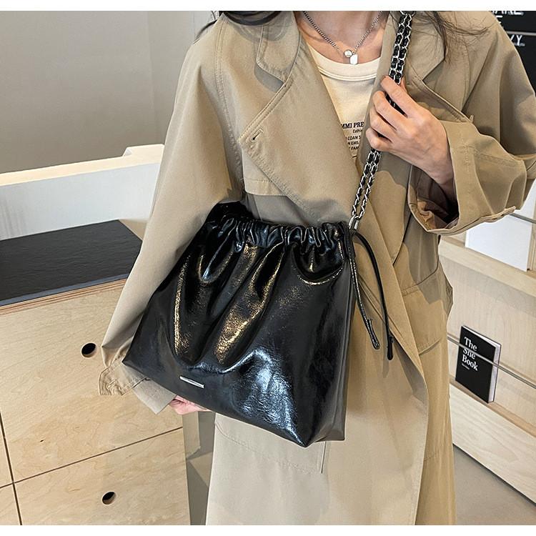 IELGY Niche Design Underarm Bag Simple Casual All-Match Chain Shoulder Messenger Bucket Bag