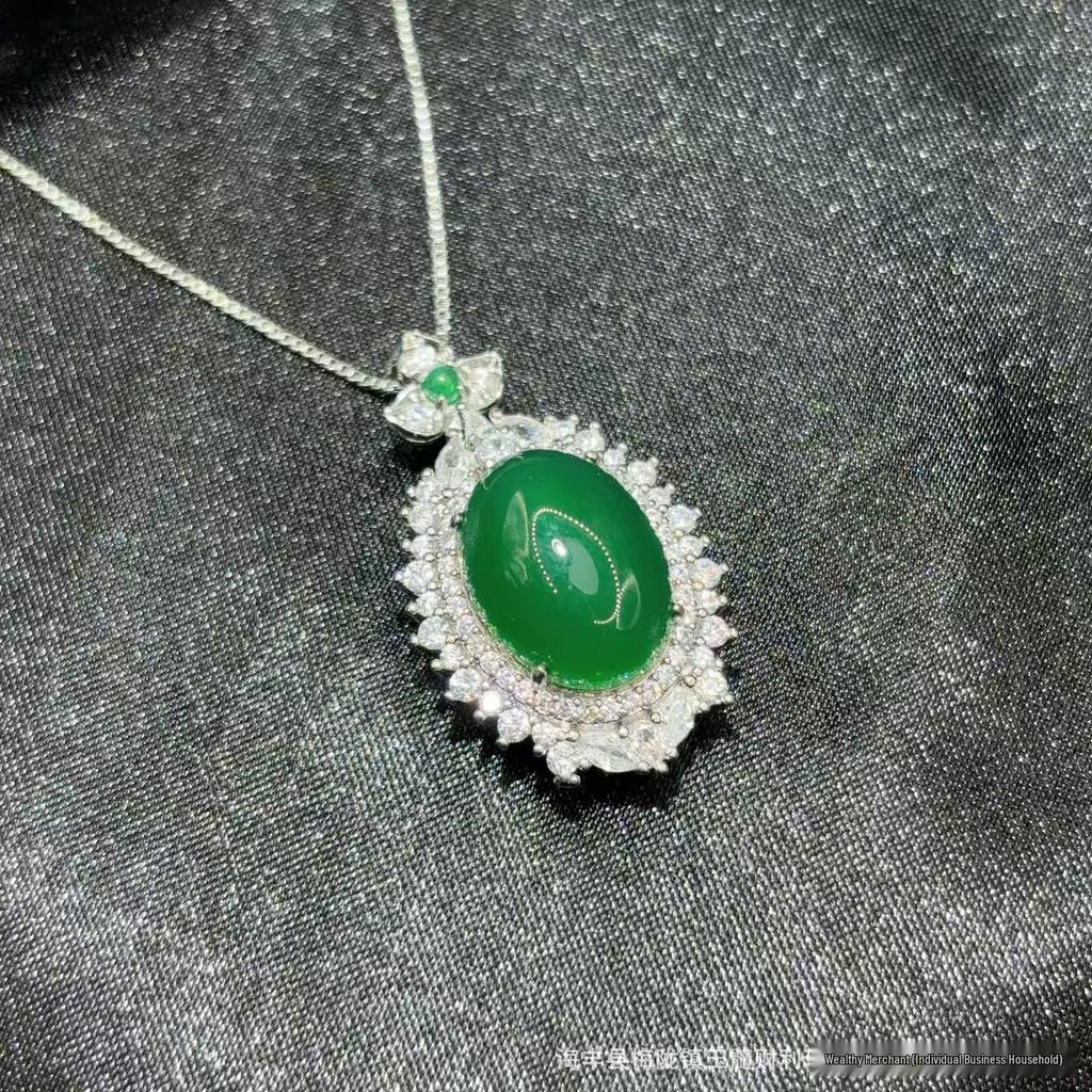 Elegant White and Green Chalcedony Agate Pendant – Luxurious Versatile Design for Women