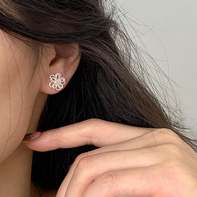 

Серьги-пусеты в виде полых цветов: Сладкий, Элегантный и Универсальный Дизайн для Женщин