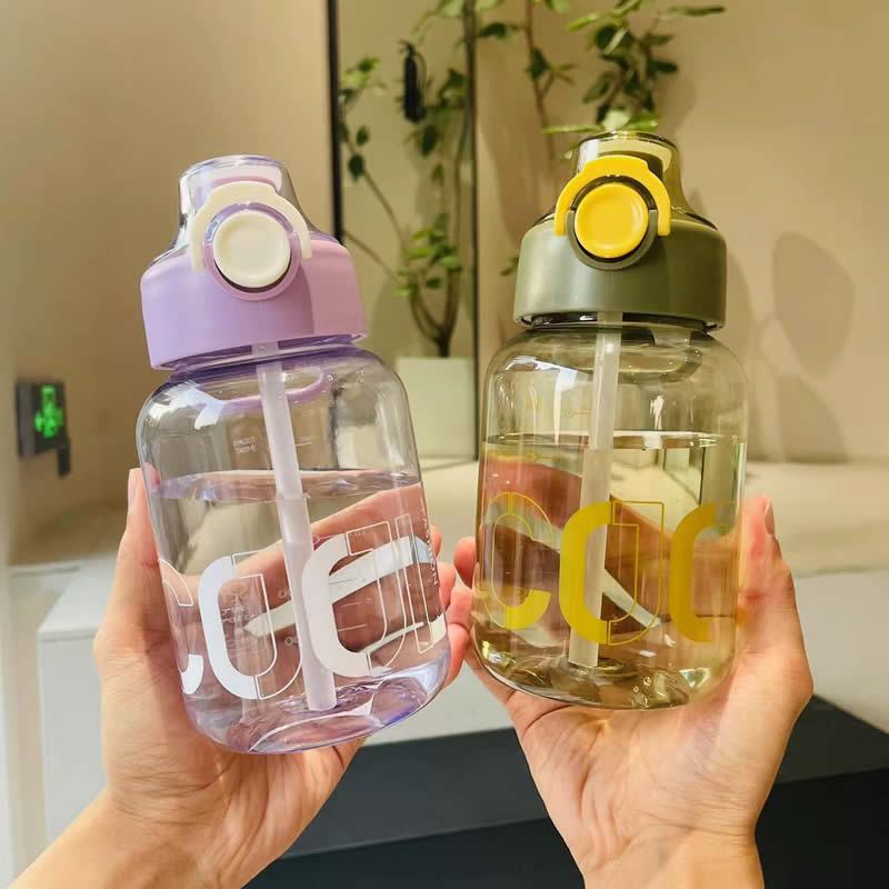 700ml/23.67oz Hot and Cold Resistant Large Capacity Plastic Portable Sports Water Bottle With Straw and Capacity Scale