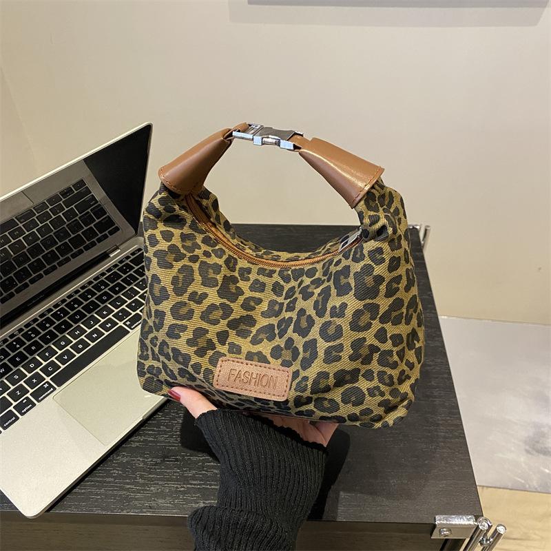 Super fire niche popular leopard print bag women's 2025 new autumn and winter versatile messenger bag fashion portable dumpling bag
