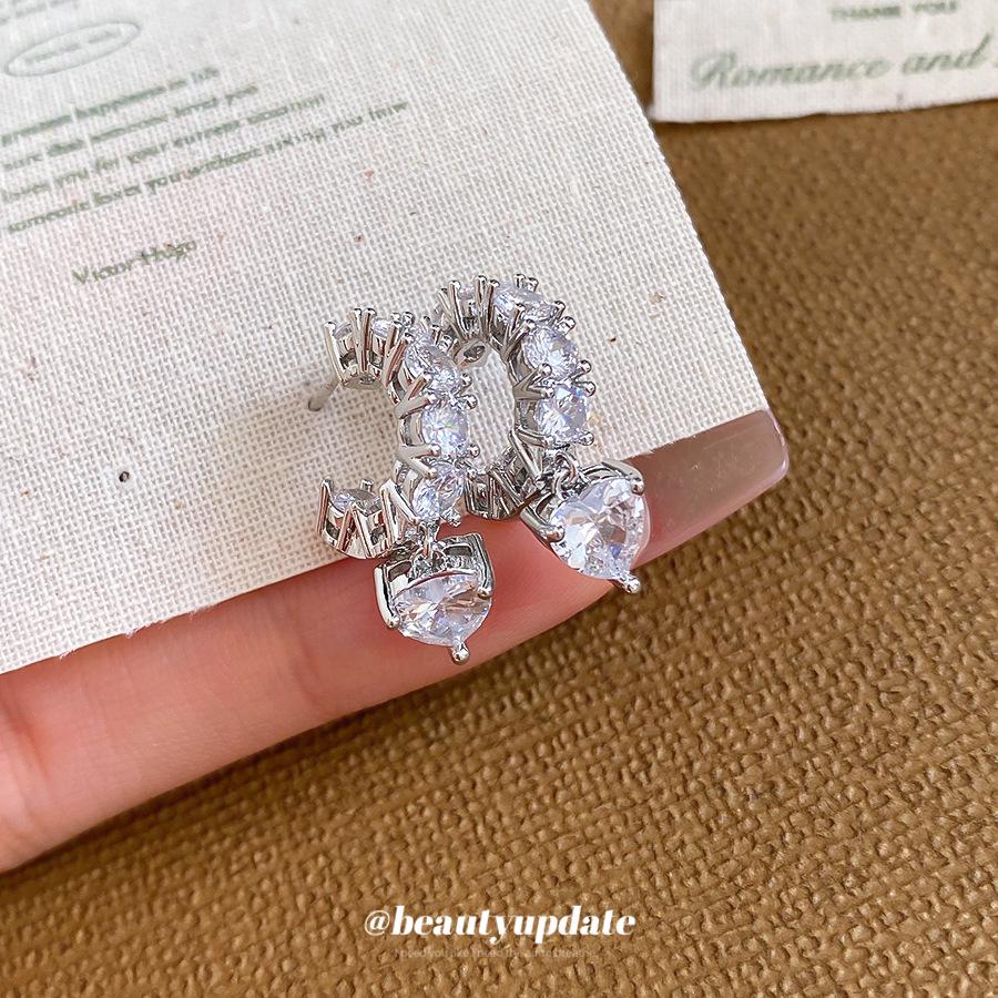 Silver Needle Zirconia Heart-Shaped Geometric Stud Earrings - Elegant and Fashionable Jewelry for Women