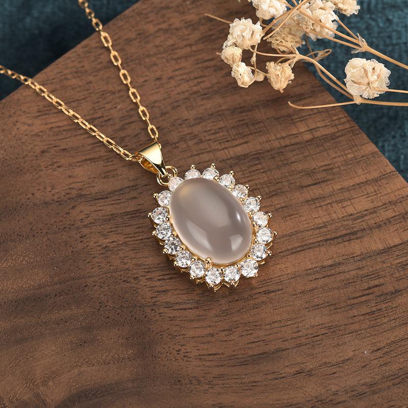 Elegantní náhrdelník ve stylu Lady Di s plným osazením diamanty a bílou nefritovou intarzií - Módní, všestranný a luxusní.