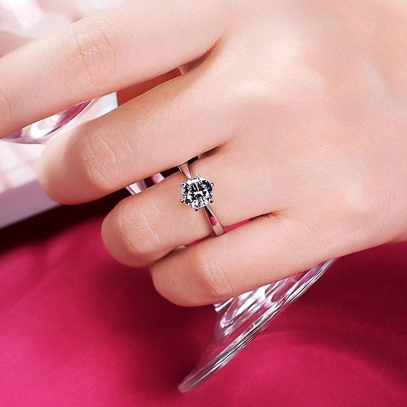 PT950 White Gold Classic Six Claws Moissanite Diamond Ring with the Same Platinum Carat Moissanite Diamond Ring Luxury Simple