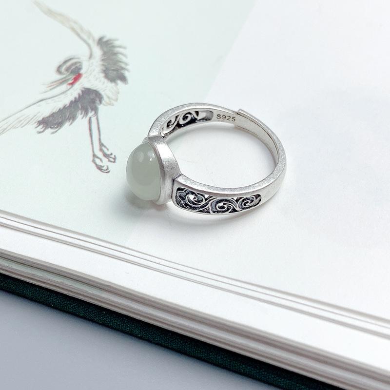 Eleganter durchbrochener Ring aus 925er Sterlingsilber mit Hetian-Jaspis-Cabochon für Damen und Herren - Heller Oberflächen-Zeigefingerring