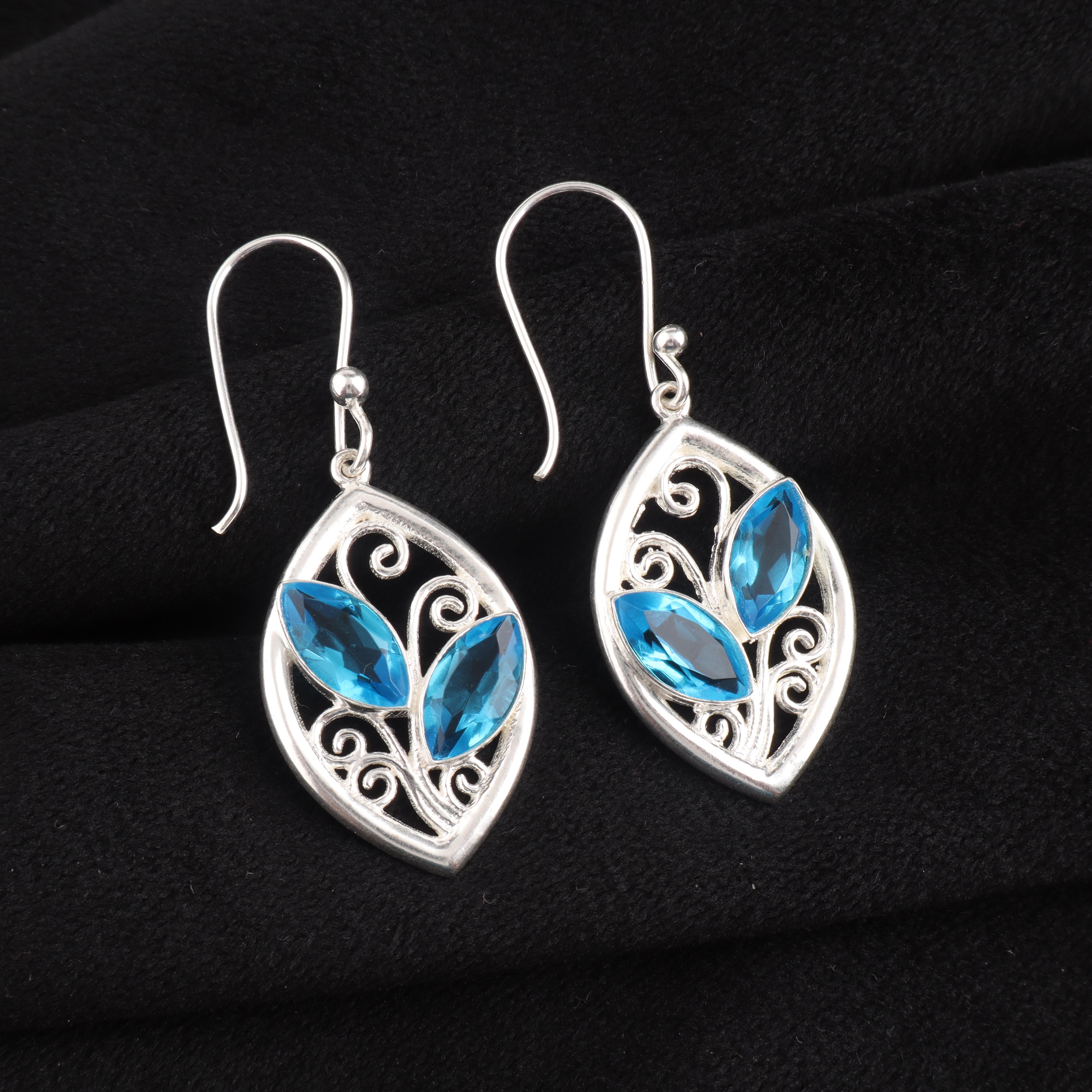 

Швейцарский голубой топаз Драгоценный камень Стерлинговое серебро Серьга ручной работы Элегантная серьга с голубым топазом, Женское украшение JCE-24-12