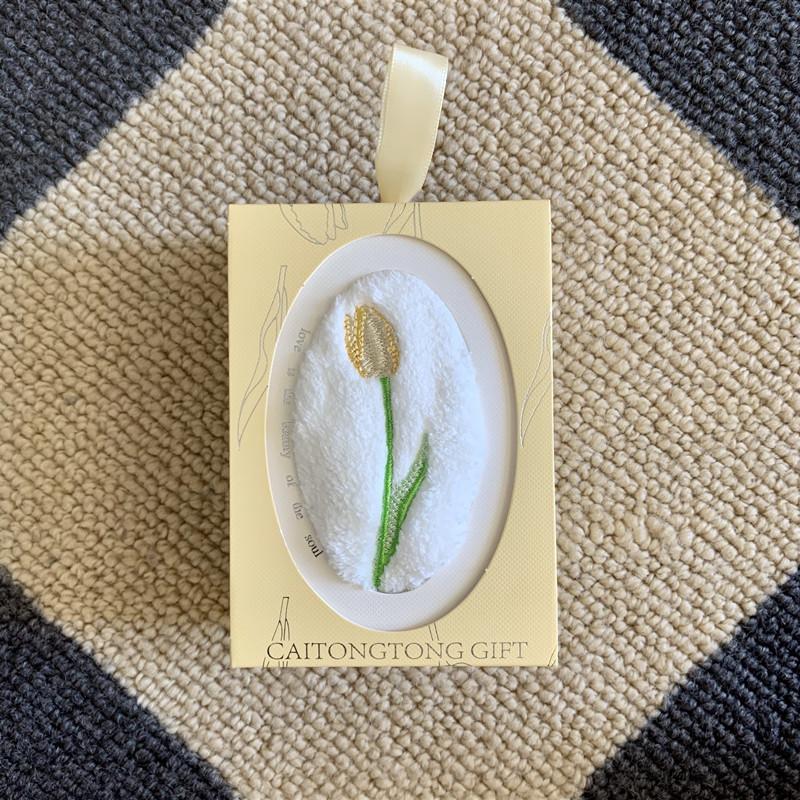 

1Pc Cute Tulip Embroidery Coral Fleece Hand Towel Gift Box Package Aesthetic Festival Gift for Women Wedding Favors for Guest 35x35cm шампанського