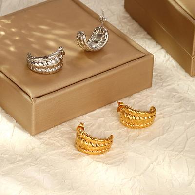 Boucles d'oreilles à tige en forme de C tressées à double brin en acier inoxydable et titane en or 18 carats