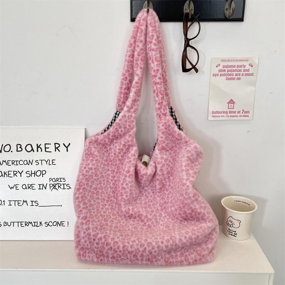 11 Retro Style Shoulder Bag Leopard Print Fashion High Sense Autumn and Winter Versatile Plush Relaxation Tote Bag