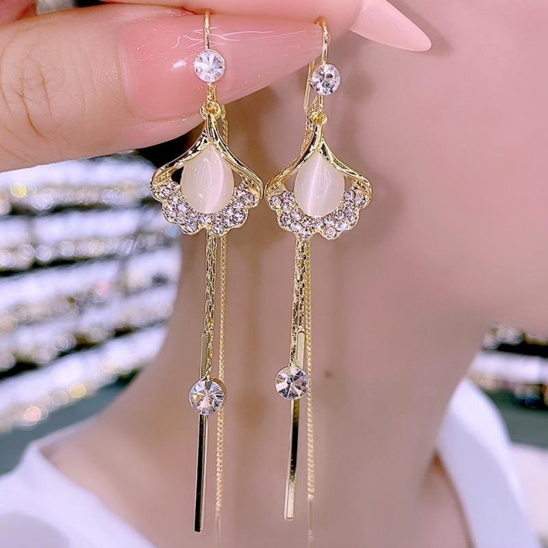 Tide Metal Fringed Earrings, High-end Temperament, Long Stud Earrings, Women's Exaggerated Earrings.