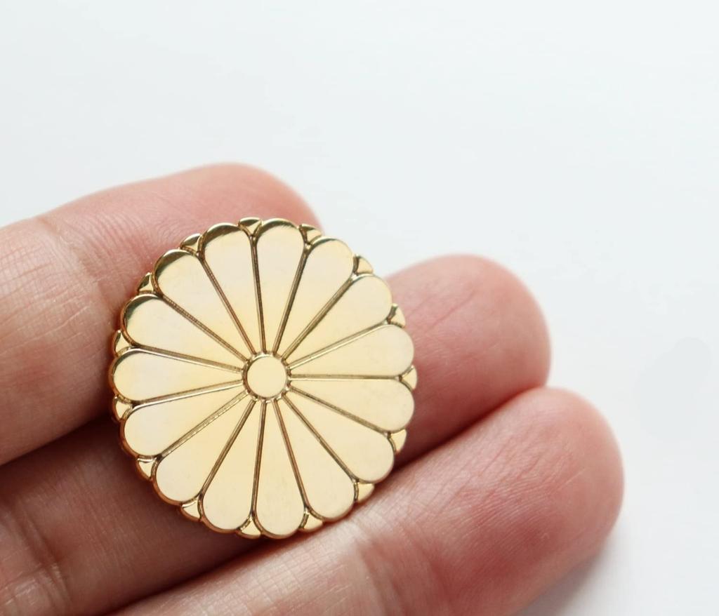 Chrysanthemum Crest Pin Badge, 15-Petal Chrysanthemum Crest Pin, 2.6cm Diameter