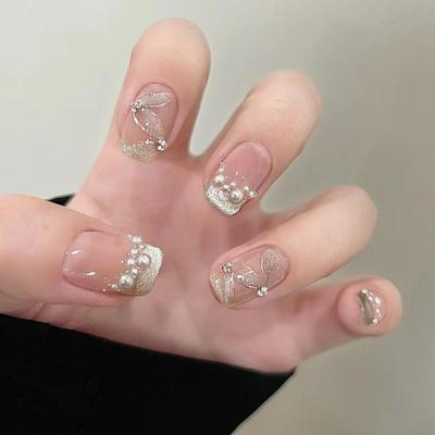 Wearing a Hand-made Pure Luxury Wind Nude Cat's Eye French Ribbon Pearls Hand-worn Nail Plate.