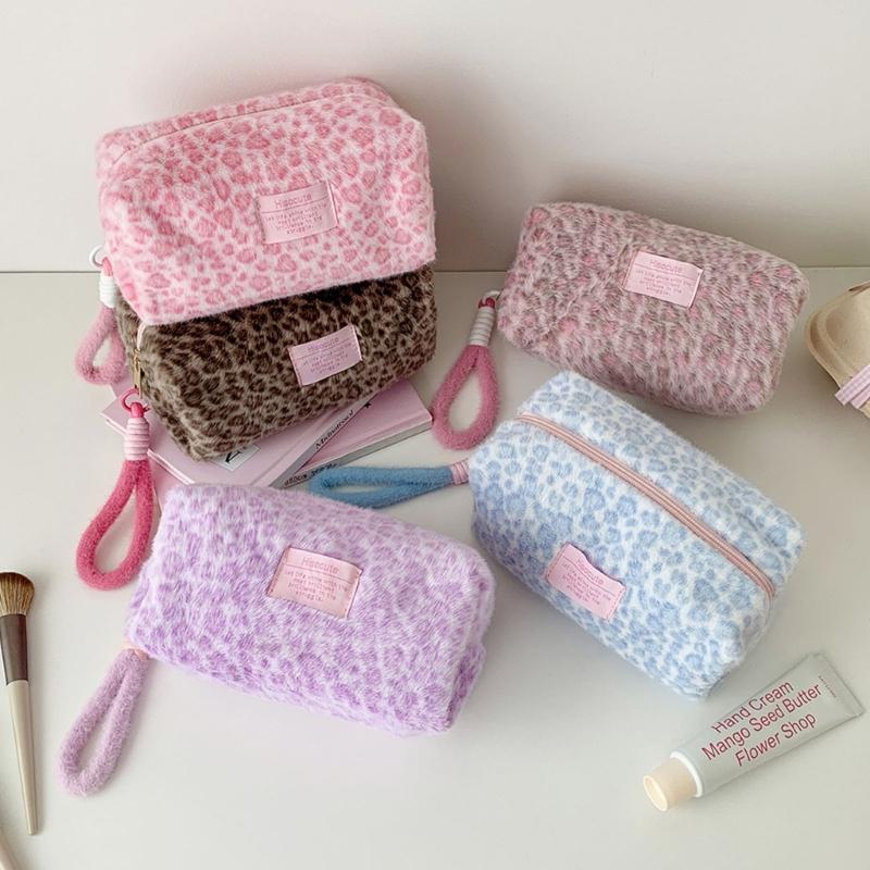 Soft Faux Hair Handheld Makeup Storage Pouch Large Capacity Leopard Pattern Cosmetic Case For Gym Skincare Products