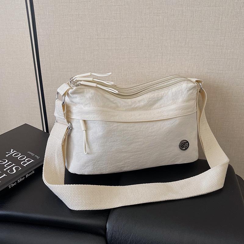 Korean version of fashion women's niche commuter small backpack 2025 new casual and lightweight shoulder messenger bag daily bag