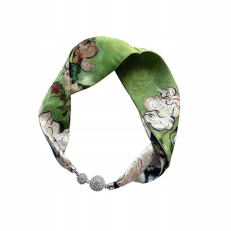 Women' printed scarf with magnetic fastening