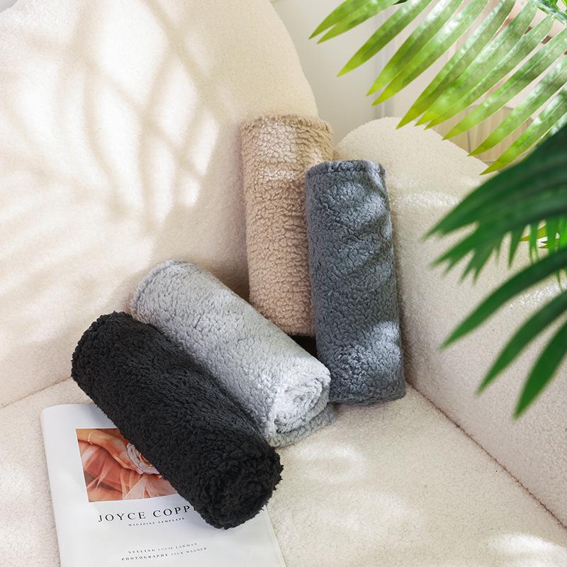 Soft Comfortable Warm Pet Sleeping Blanket Flannel Lambskin Dog Blanket Thicken Waterproof Cats and Dogs Mat Dog Accessories