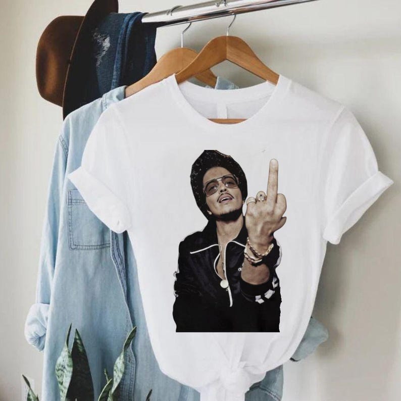 

Графическая футболка Бруно Марса, Футболка Бруно Марса со средним пальцем, Футболка с тура The Romantic Tour 2026, Унисекс, Концертная футболка, Подарок фанату, Стиль мерча Бруно 4XL