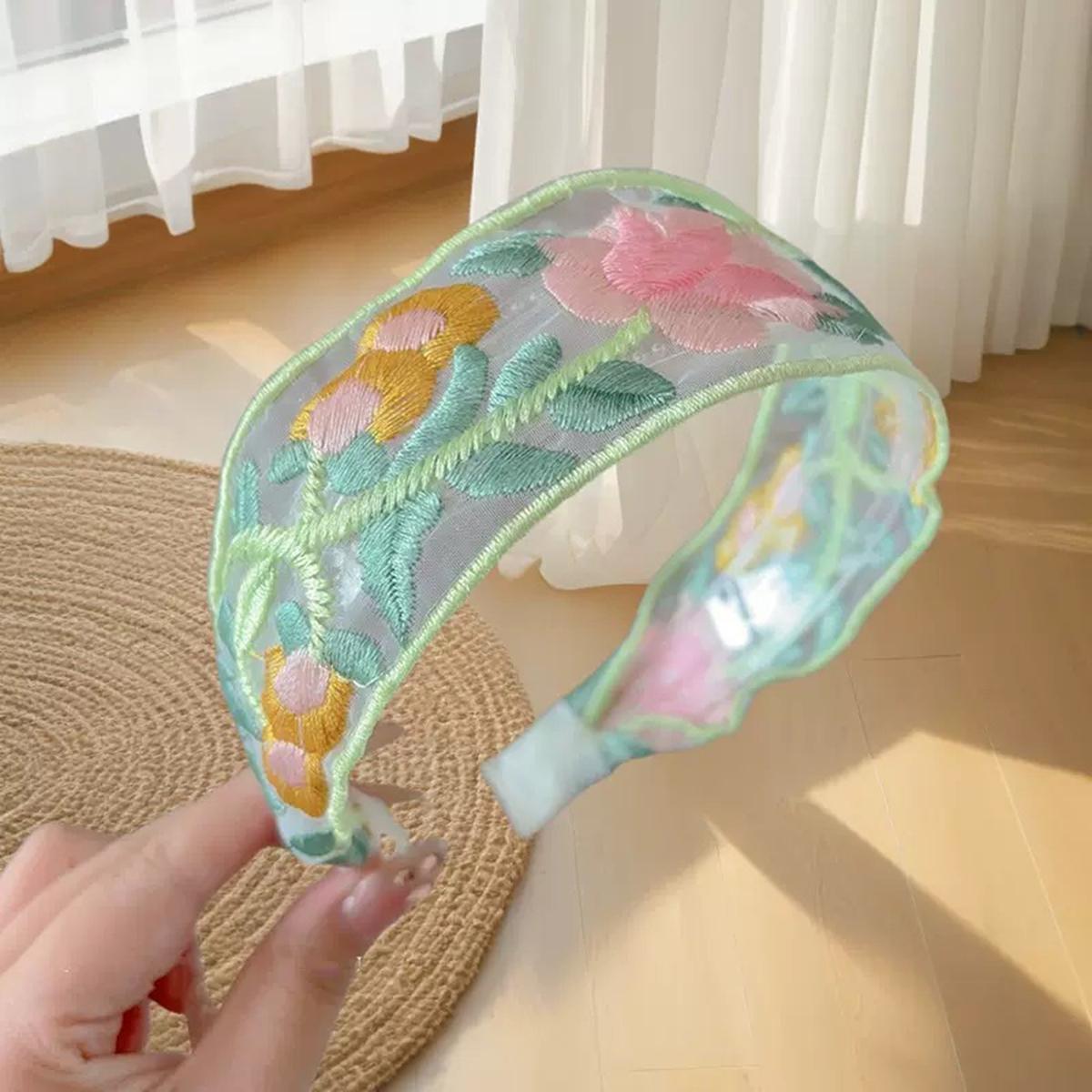 

Elegant French-Style Embroidered Floral Wide-Brimmed Headband for Women, Suitable for Summer Outings, Beach Decorations, and Can Also