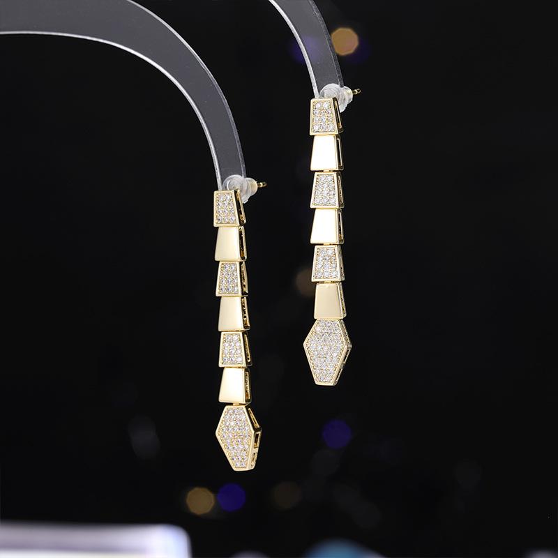 

Модные серьги-пусеты в виде зодиакального животного змеи для женщин, иглы из серебра s925, слегка инкрустированные цирконием, темпераментные серьги высокого класса золотой