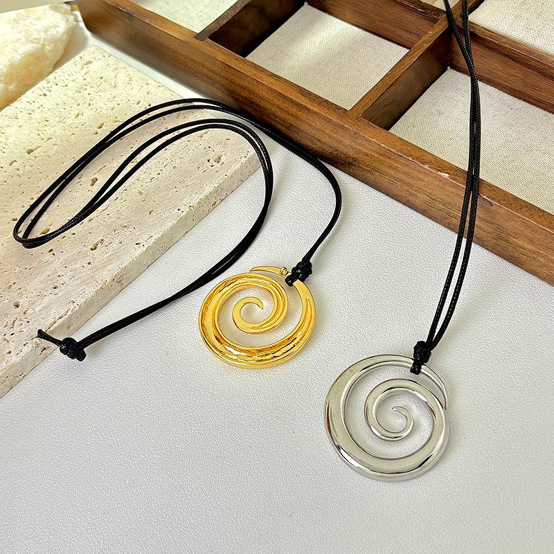 Elegant halskjede i vokset tau med spiraltekstur og legeringsanheng