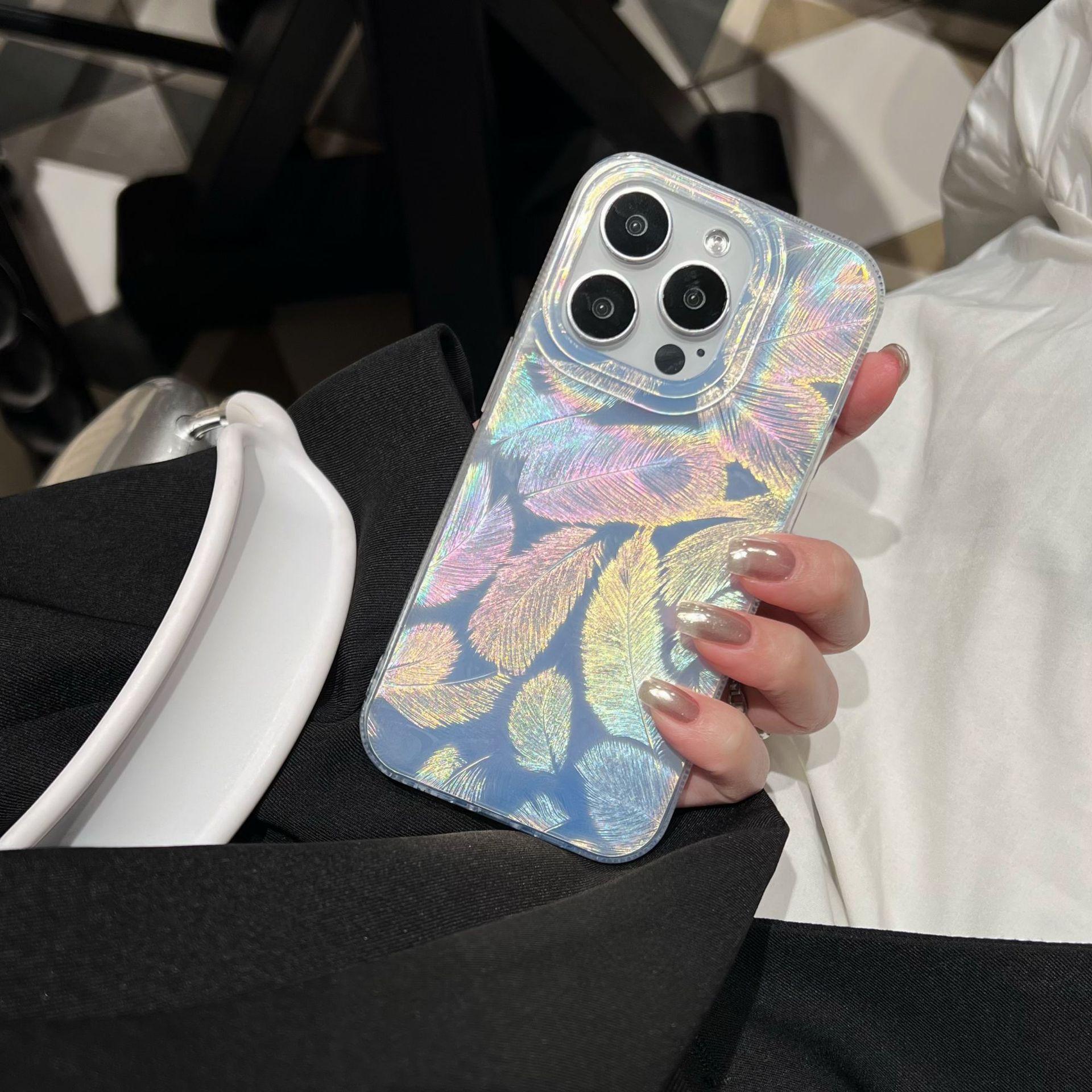 

Чехол для телефона Apple 15promax в стиле «легкая роскошь» украшен лазерной росписью с красочными перьями и подходит для iPhone14. Это нишевый креатив 13 Apple 11