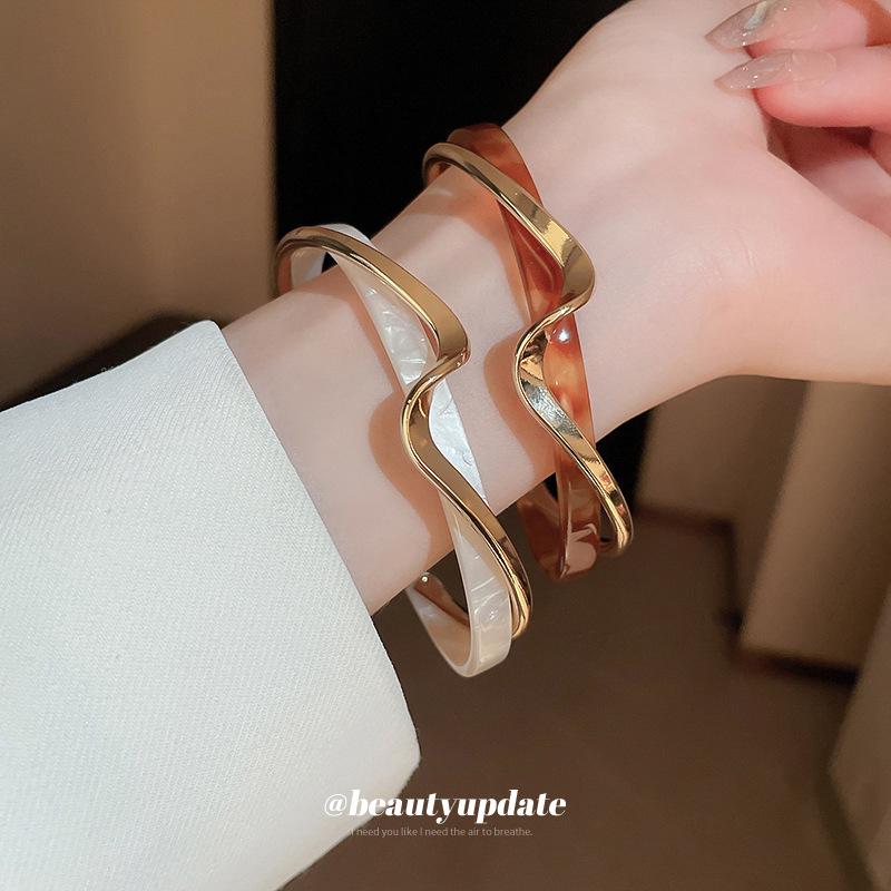 Gold-Plated Textured Open Bangle: Korean Style, High-End Cold Aesthetic