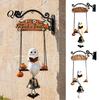 Adorno de Metal Repujado Envejecido Carrillón de Viento Fantasma Colgante de Pared, Decoración de Porche y Jardín de Halloween con Campana de Resina, Acento de Jardín Temático Casa de Campo Vintage para Valla,