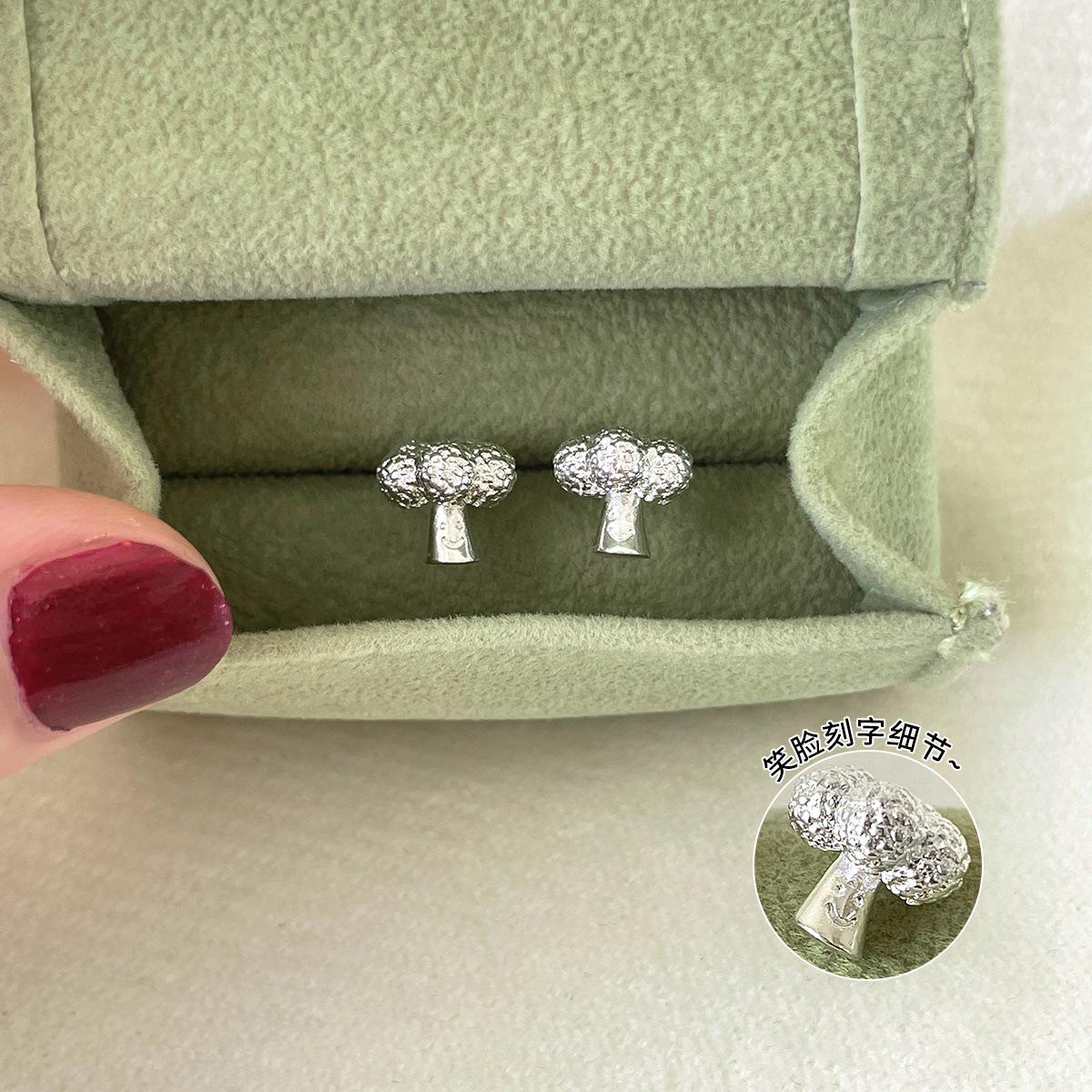 

Маленькие свежие и милые серьги-пусеты в виде цветной капусты, изысканные нишевые высококлассные серьги с серебряной иглой и смайликом, повседневные универсальные серьги 925 silver needle