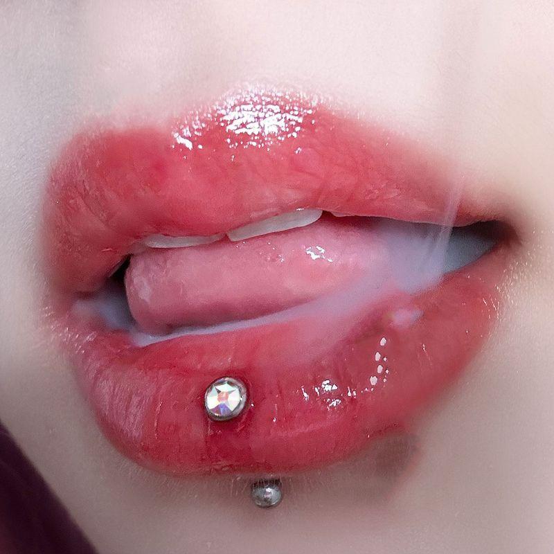 

Titanium Alloy Lip Piercing, Hypoallergenic, Personalized Design for Spicy Girls, Sweet and Stylish European and American Lip Ring Lip Surface Stud Ab Drill, Bent Rod, 1.2mm Thick, 10Mm/4Mm Long