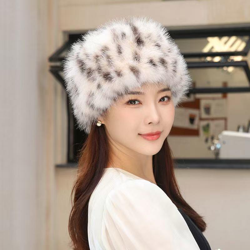 2026 autumn and winter ear protection and warm fashion women's hat Korean version leopard print plush dome ear protection hat shows a sm